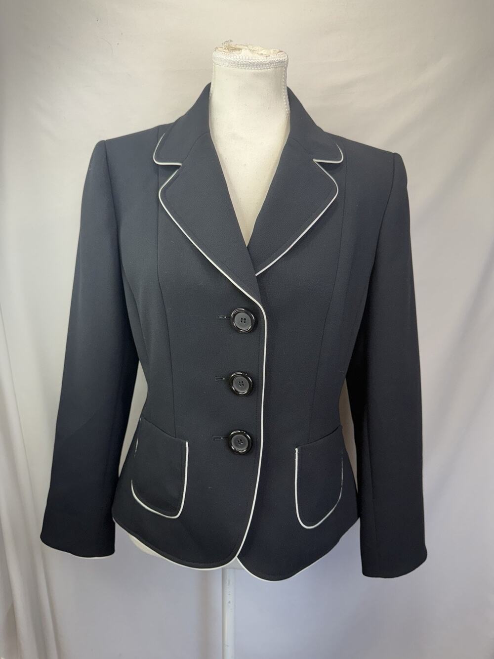 TAHARI Arthur S Levine Petite Sz 8P Black Blazer White Piping Trim Fitted Lined